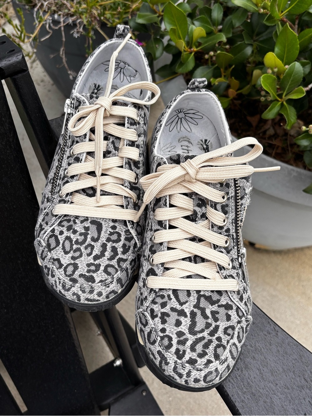 Skechers Leopard Print Low-Top Sneakers in Gray and Cream - Picture 2 of 9